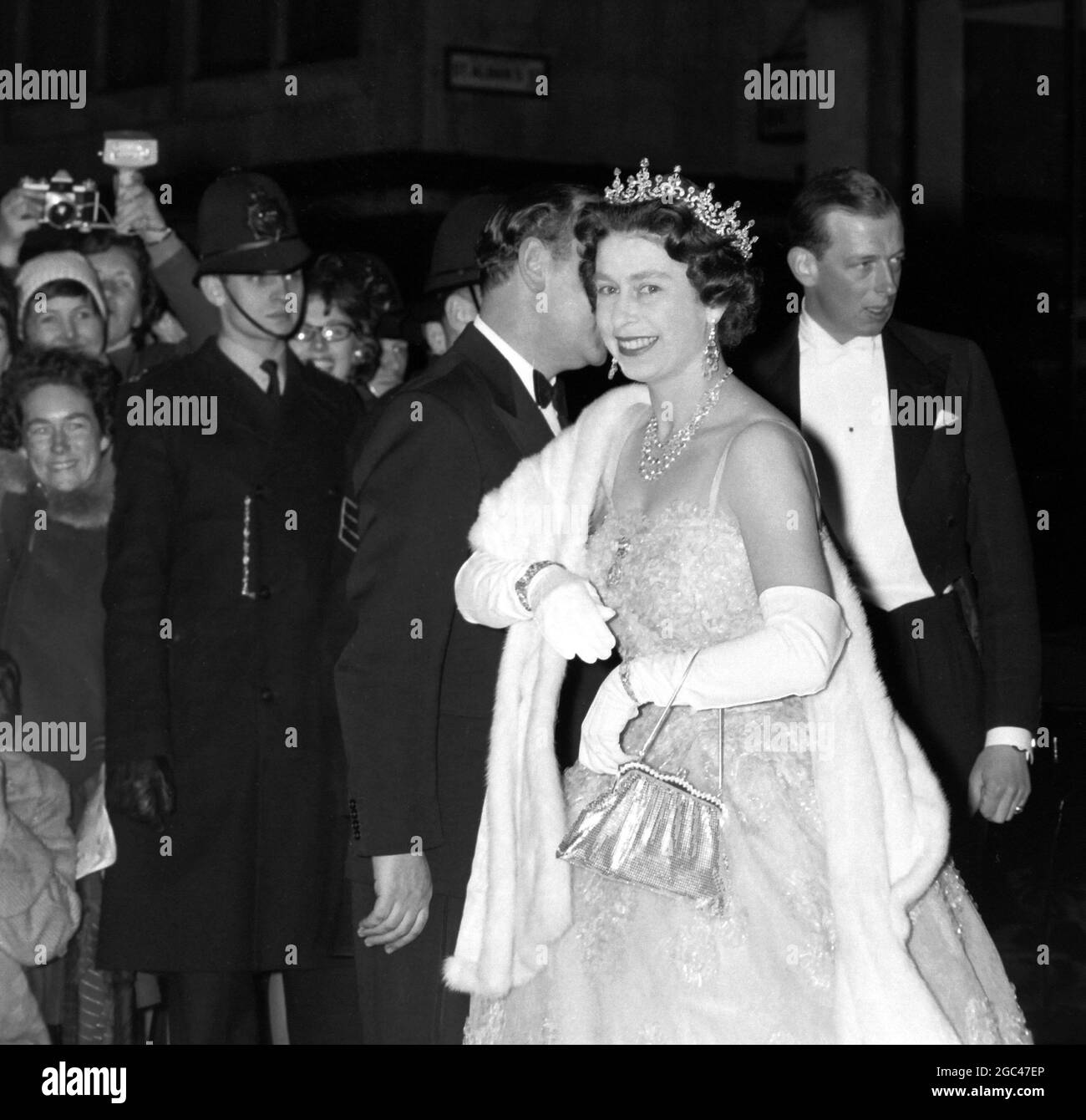 7 FÉVRIER 1962 LA REINE ELIZABETH II ARRIVE AU THÉÂTRE DE SA MAJESTY POUR UNE REPRÉSENTATION DE 'HMS PINAFORE', LONDRES, ANGLETERRE. Banque D'Images