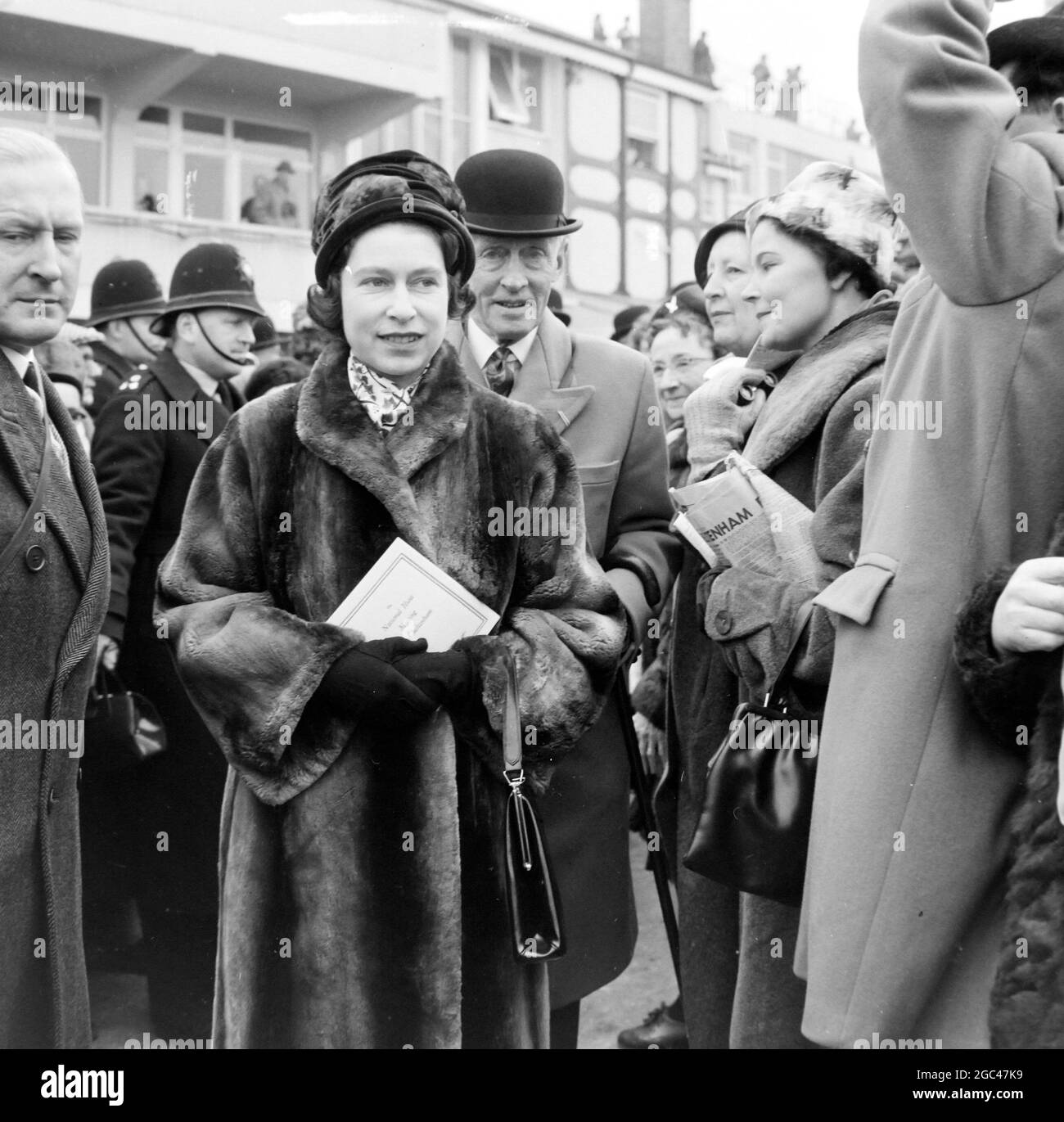 LA REINE ELIZABETH II AUX COURSES DE CHELTENHAM SE FERME LE 15 MARS 1962 Banque D'Images