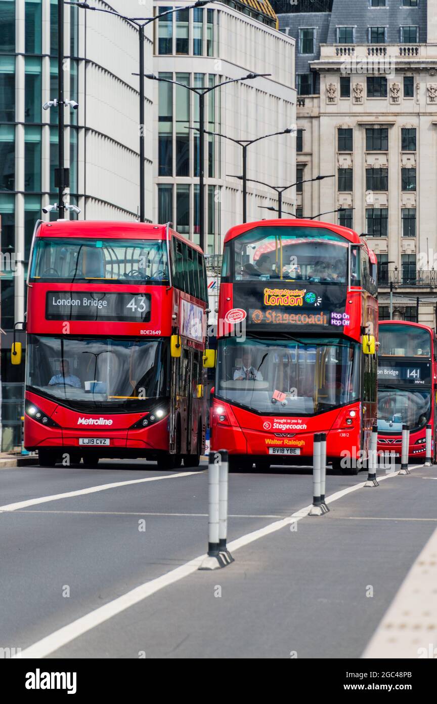 Bus de Londres sur le London Bridge Banque D'Images