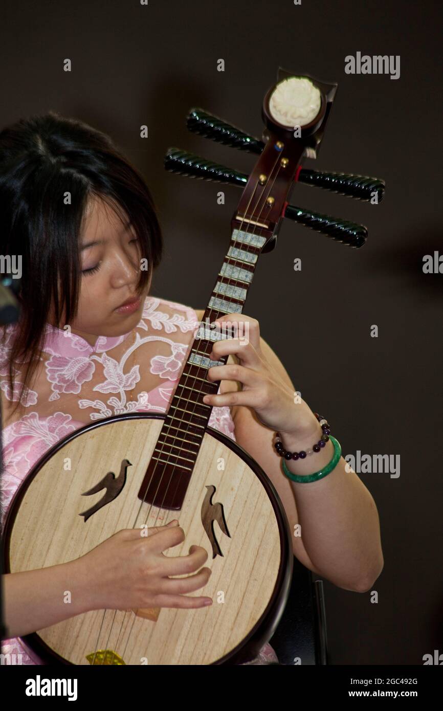 Musicien chinois interprète instrument traditionnel 2.tif Banque D'Images