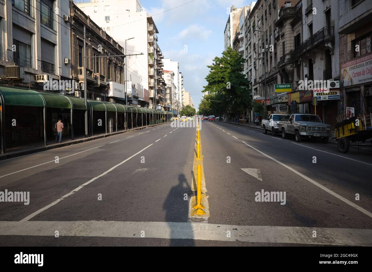 Cordoba, Argentine - janvier 2020: Rue appelée Avenida Colon à l'intersection avec la rue Rivera Indarte. Grande avenue vide à sens unique avec six véhicules Banque D'Images