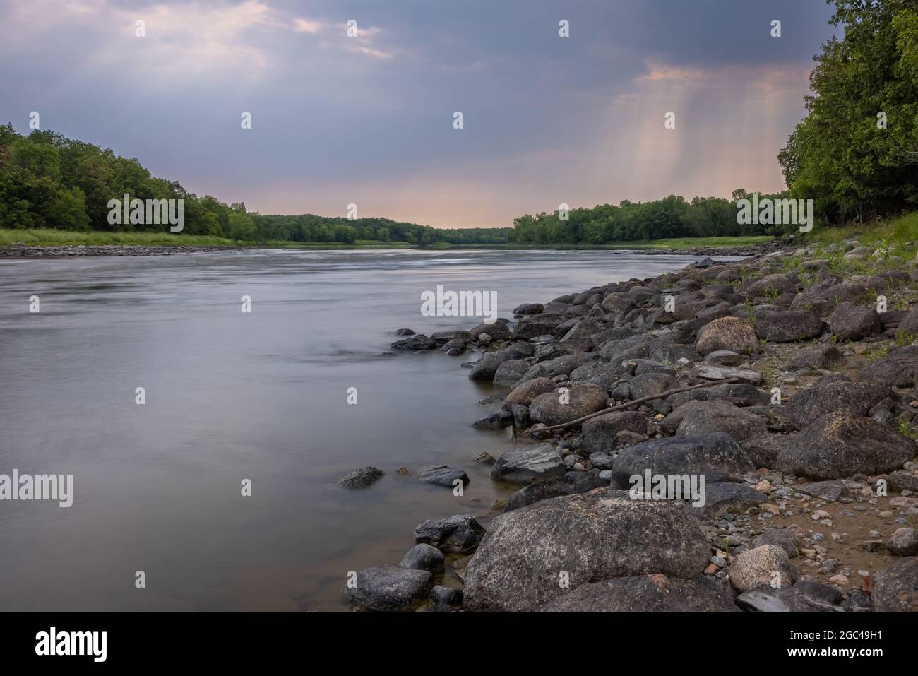 Une rivière pittoresque à la frontière des États-Unis et du Canada. Banque D'Images