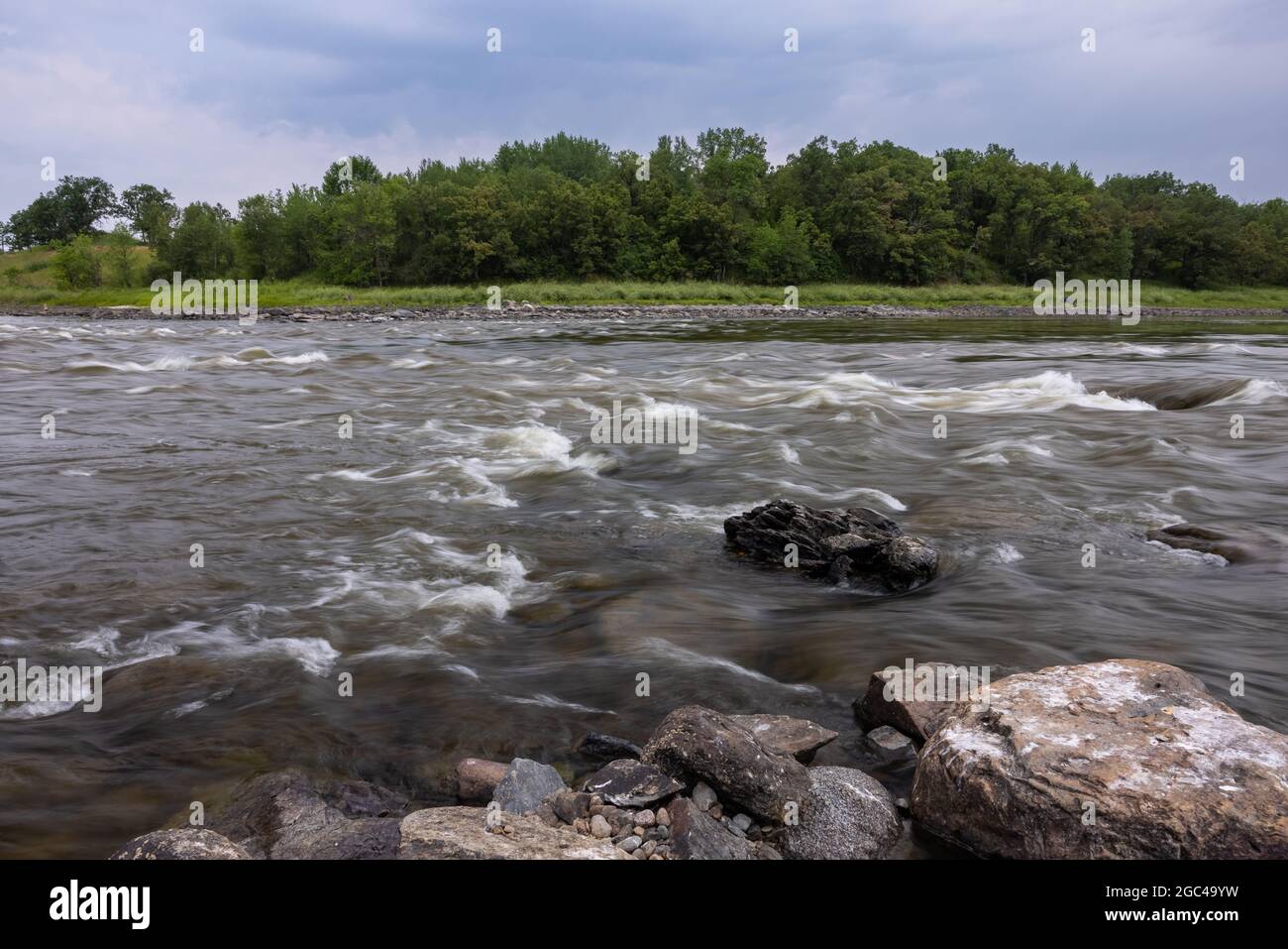 Un paysage fluvial pittoresque à la frontière canadienne et américaine. Banque D'Images