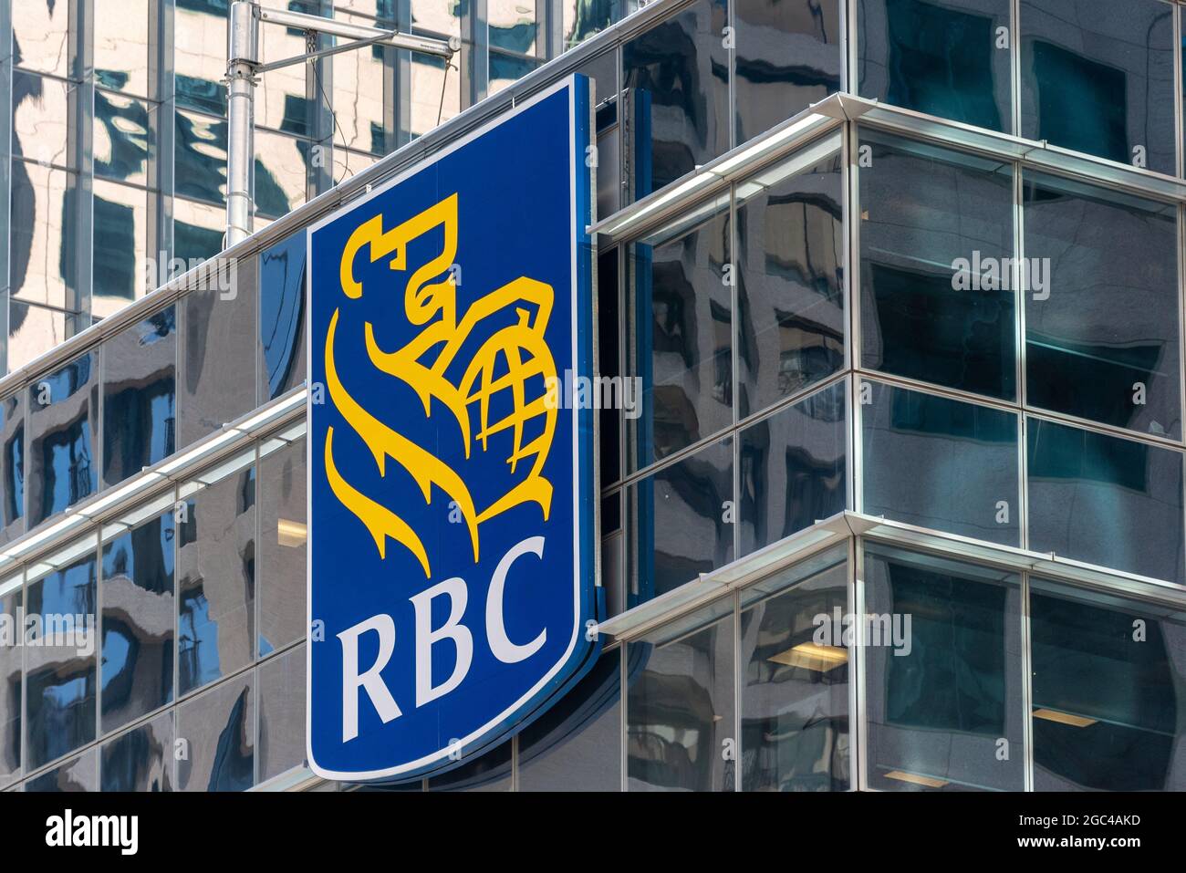 Logo d'entreprise ou signe de la Banque Royale du Canada (RBC) dans un gratte-ciel situé au bord de l'eau de la ville, à Toronto, au Canada Banque D'Images