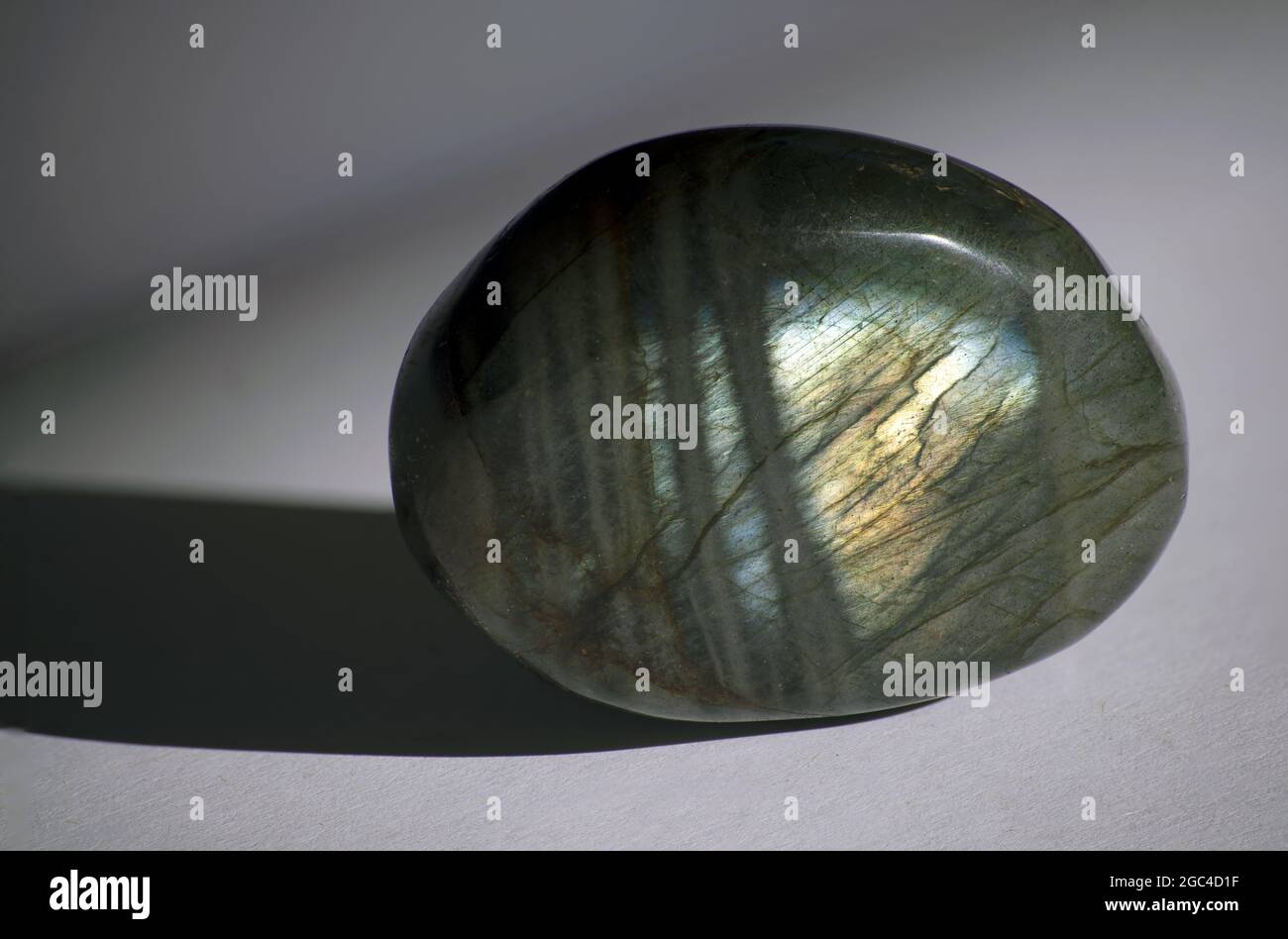 Pierre tumillée de Labradorite naturelle affichant une labradorescence Banque D'Images