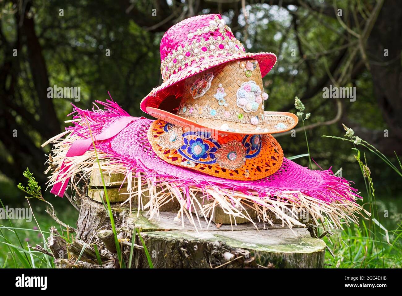 Photographie extérieure de quelques beaux chapeaux dans la tendance.les  chapeaux sont orange, rose et marron.photo idéale pour l'exposition des  produits de mode.photo prise Photo Stock - Alamy