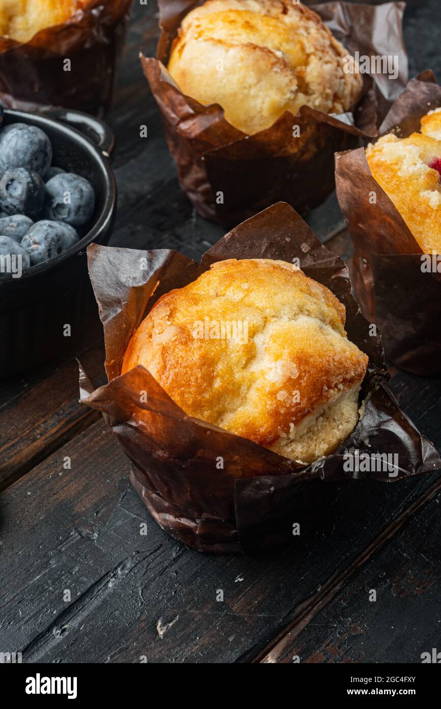 Muffins aux myrtilles avec berrie fraîche, sur fond de table en bois sombre Banque D'Images