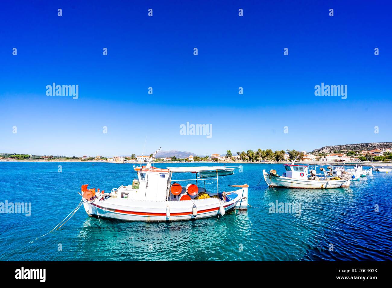 Bateaux de pêche dans le port de Plitra, Péloponnèse, Grèce Banque D'Images