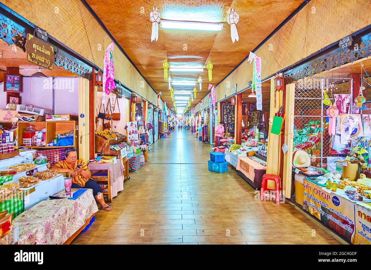 LAMPHUN, THAÏLANDE - 8 MAI 2019 : intérieur du marché artisanal de Kua Mung Tha Sing, situé dans le pont couvert de Tha Sing au-dessus de la rivière Kuang, le 8 mai à Lam Banque D'Images