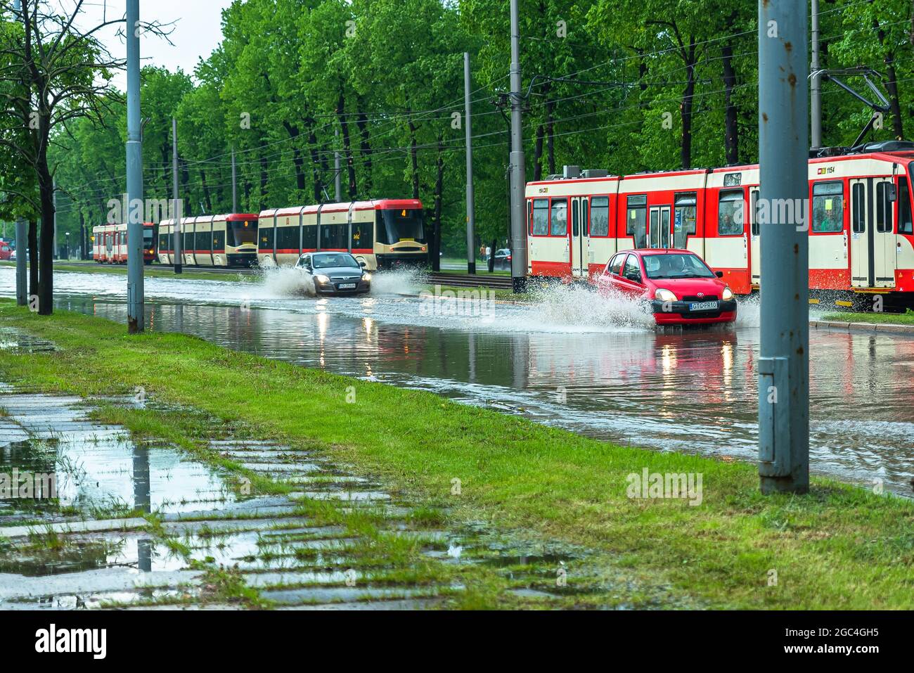 De fortes pluies et des orages laissent des rues sous l'eau dans la ville de Gdansk, en Pologne Banque D'Images