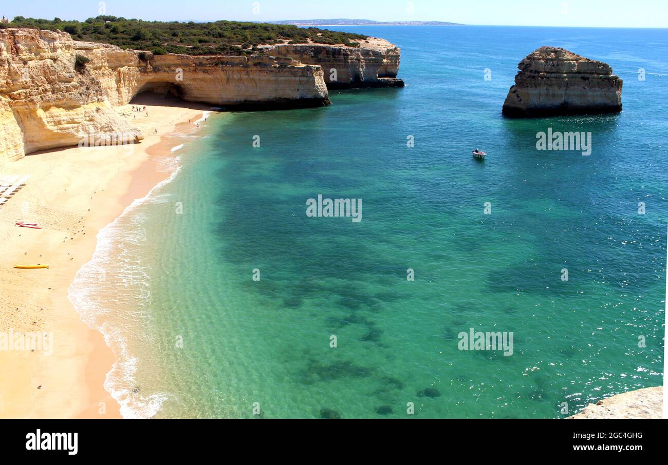 Malhada do Braco Beach, une belle et pittoresque plage de sable jaune en Algarve, dans le sud du Portugal, pendant la saison estivale Banque D'Images