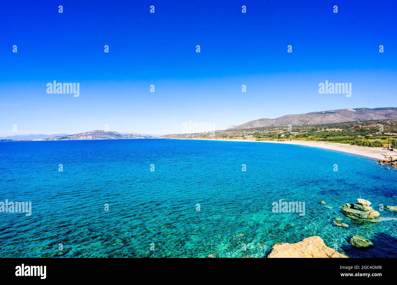 Eau turquoise et plage blanche au village de Plitra en Lakonia, Péloponnèse Grèce Banque D'Images