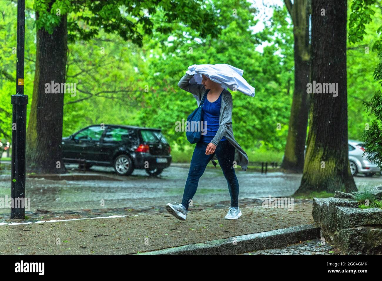 De fortes pluies et des orages laissent des rues sous l'eau dans la ville de Gdansk, en Pologne Banque D'Images