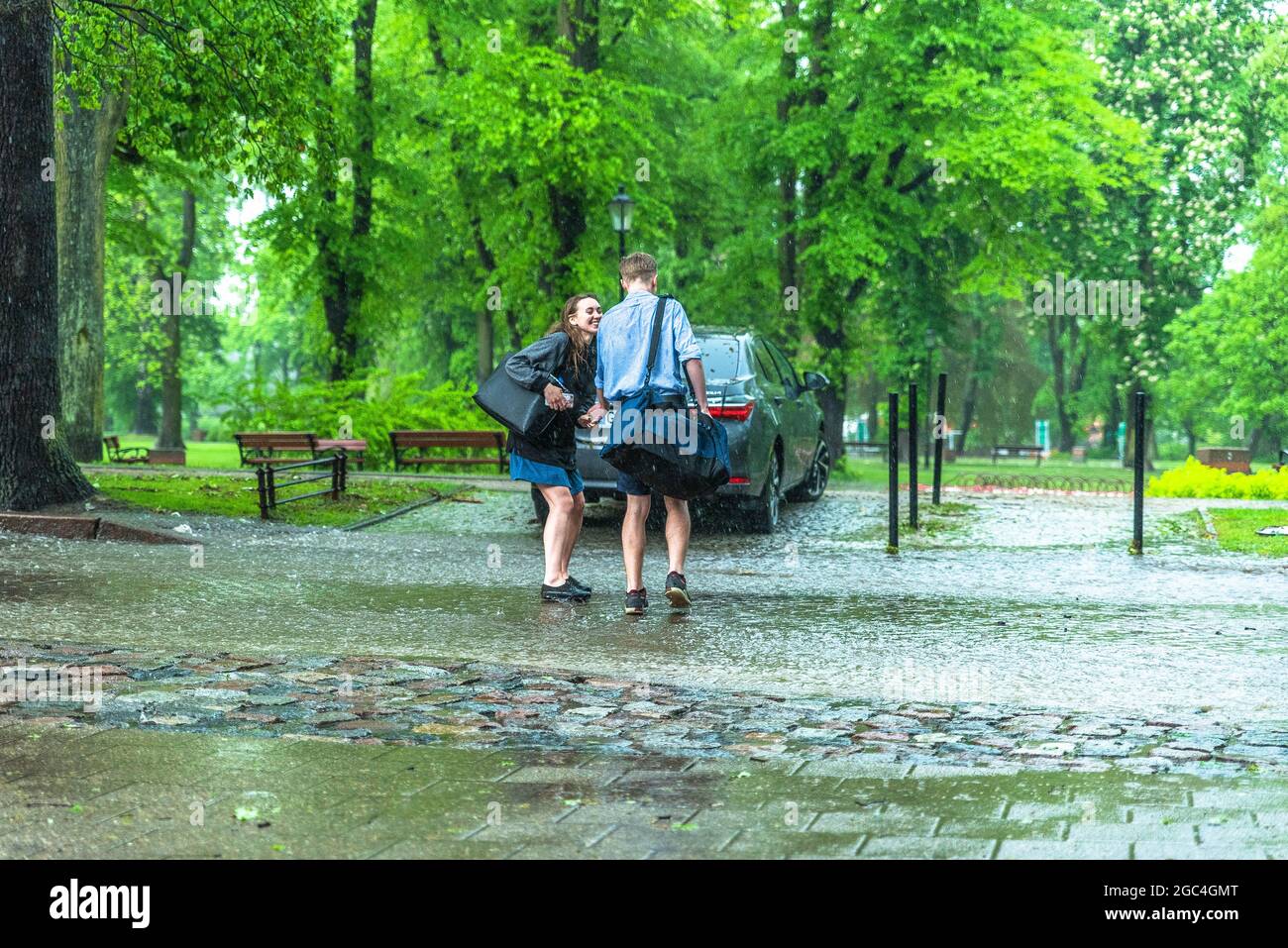 De fortes pluies et des orages laissent des rues sous l'eau dans la ville de Gdansk, en Pologne Banque D'Images