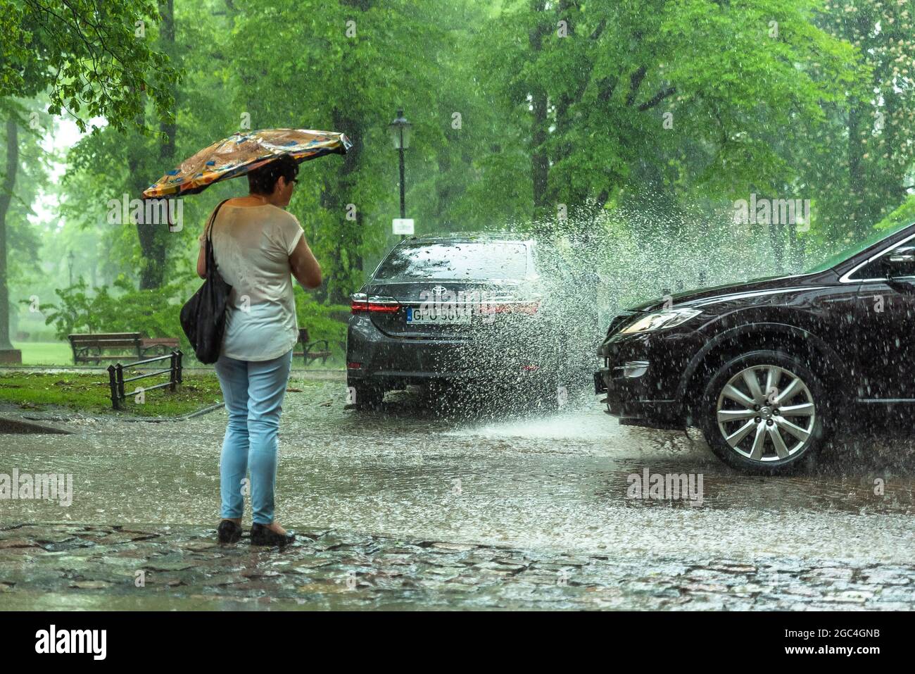 De fortes pluies et des orages laissent des rues sous l'eau dans la ville de Gdansk, en Pologne Banque D'Images