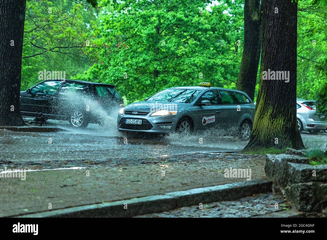 De fortes pluies et des orages laissent des rues sous l'eau dans la ville de Gdansk, en Pologne Banque D'Images