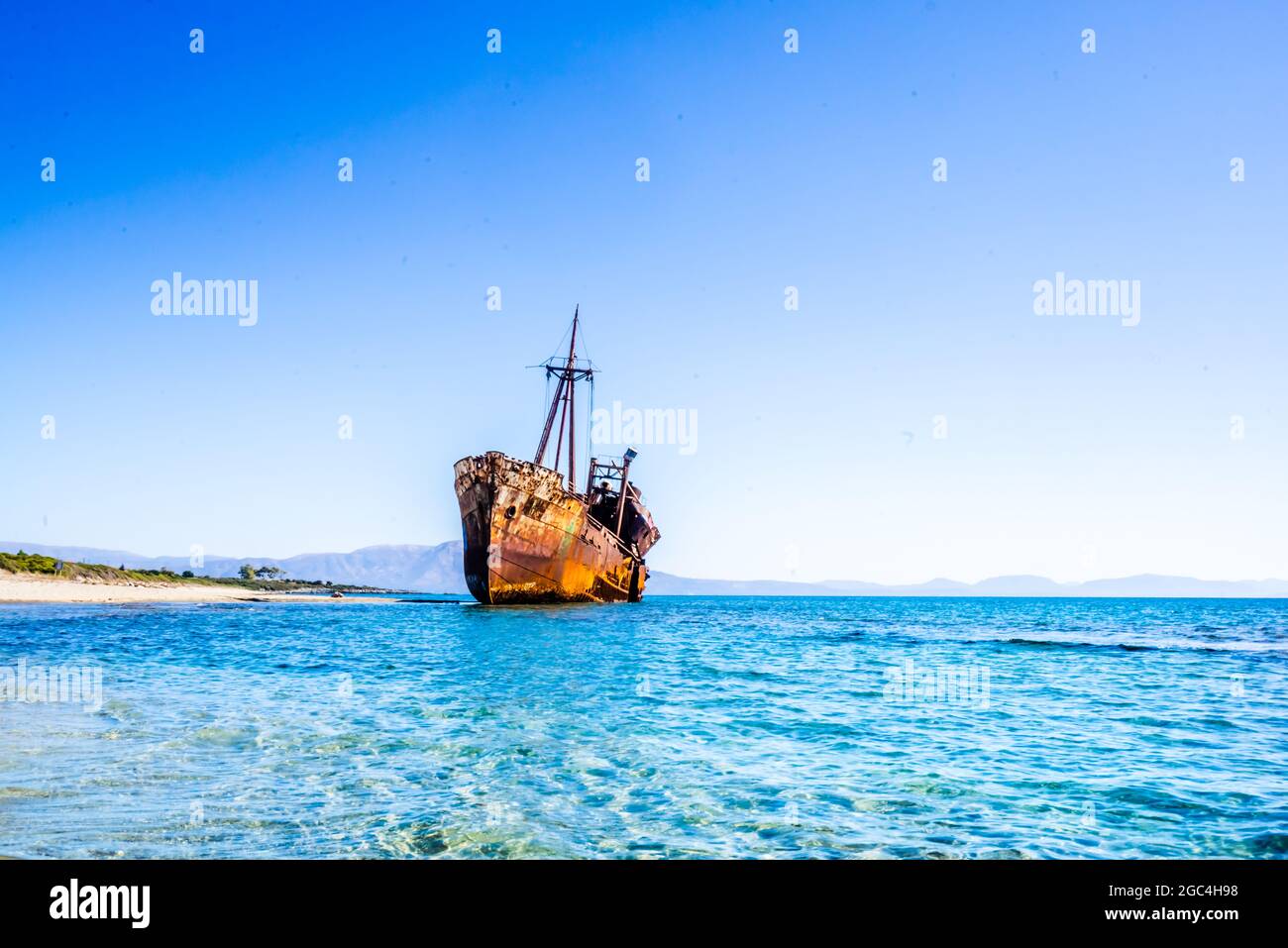Naufrage et naufrage abandonné sur une côte près de Gythio en Lakonia, Péloponnèse Grèce Banque D'Images