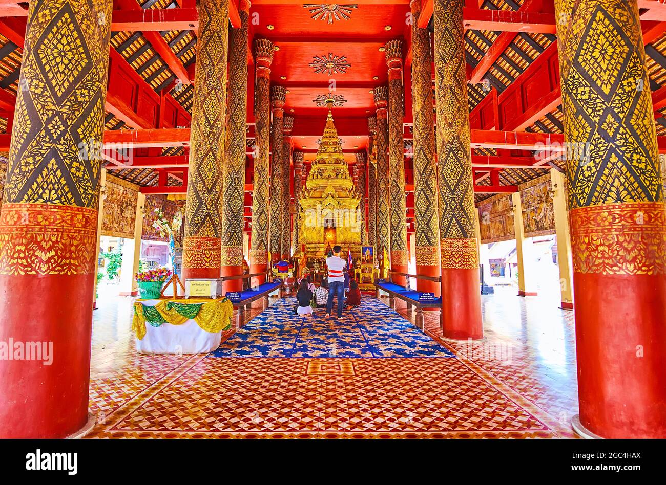 LAMPANG, THAÏLANDE - 8 MAI 2019: Intérieur de l'ancien bois Viharn Luang de Wat Phra que Lampang Luang avec des piliers en teck, décors ornés et Ku Phra C Banque D'Images