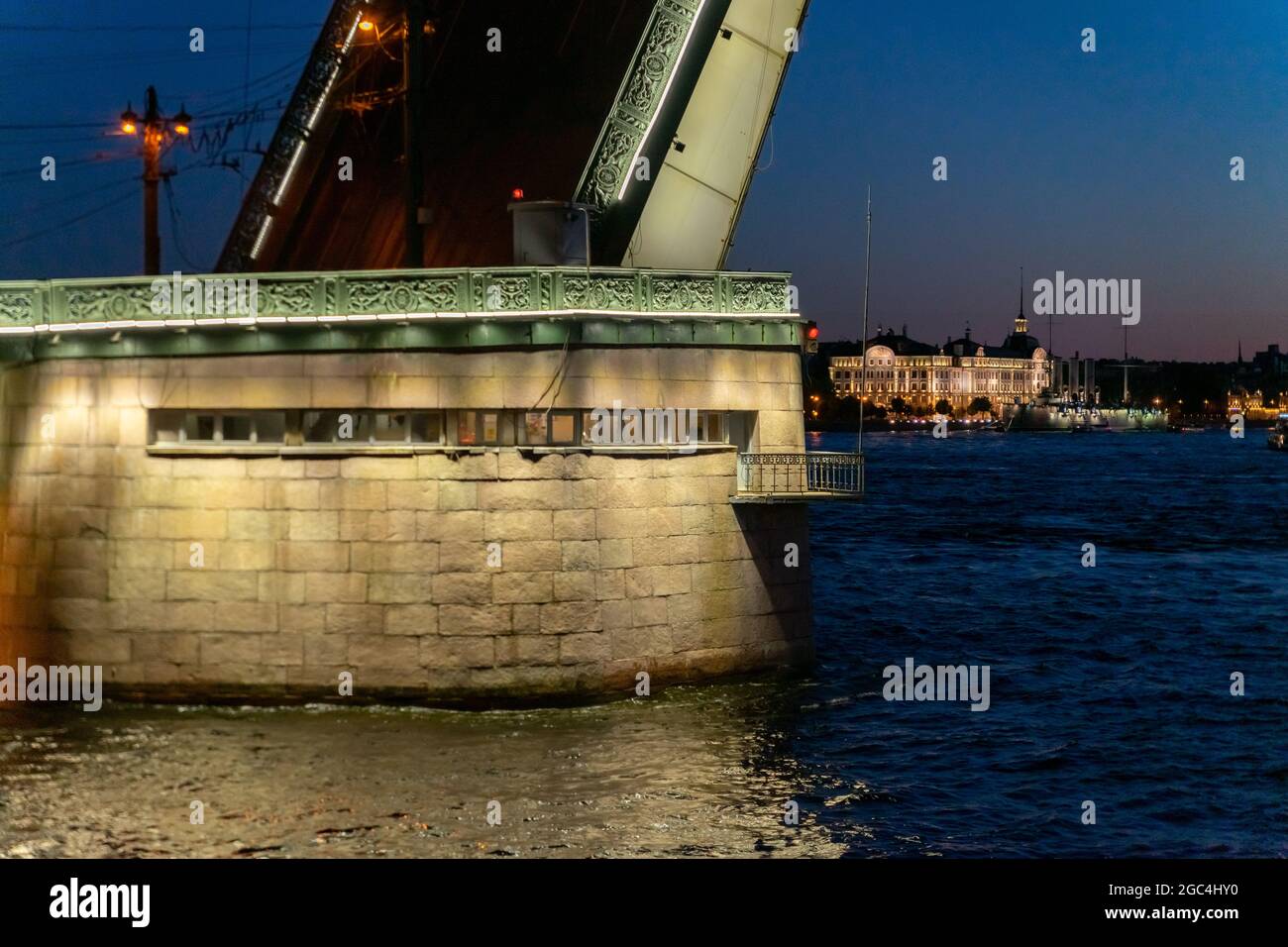 Pont de Liteyniy avec sa partie relevée, illuminée pendant les nuits blanches, à 2:04, du remblai de Voskresenskaya, Saint-Pétersbourg, Russie Banque D'Images