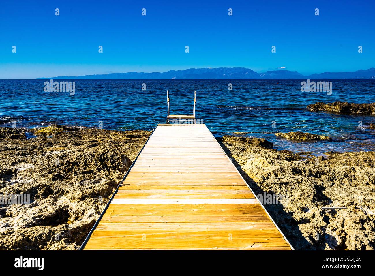 Vue sur la jetée en bois sur la mer, Péloponnes Grèce Banque D'Images