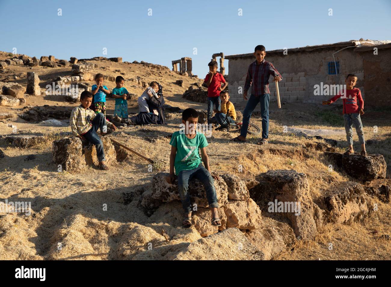 Les enfants du village jouent parmi les ruines de la ville historique de Shuayip, connue sous le nom de Ozkent Village, qui est rumeur le prophète Shuayb. Banque D'Images