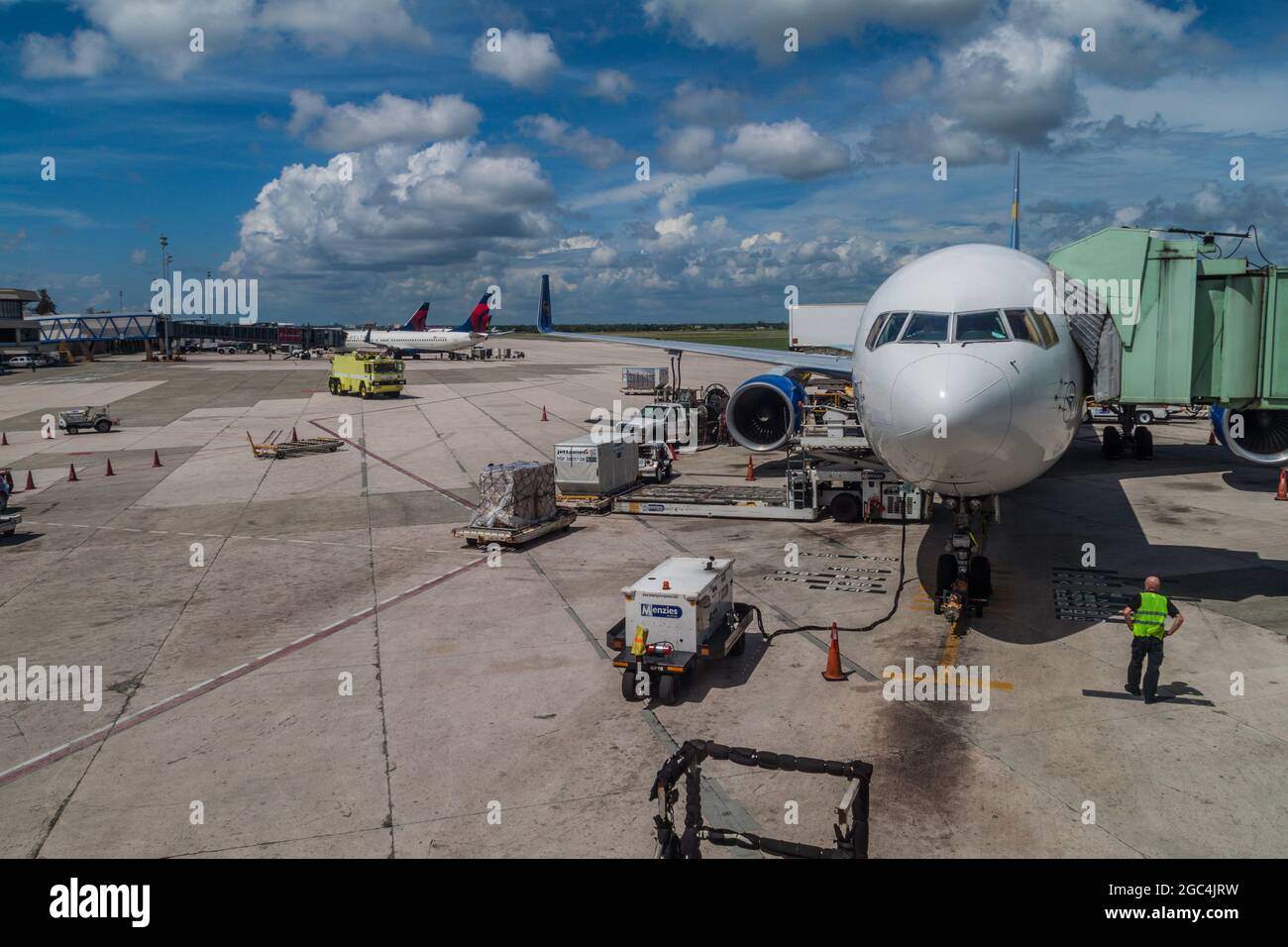 SAINT-DOMINGUE, RÉPUBLIQUE DOMINICAINE - SEP 25, 2015: Avions à l'aéroport international de Las Americas de Saint-Domingue. Banque D'Images