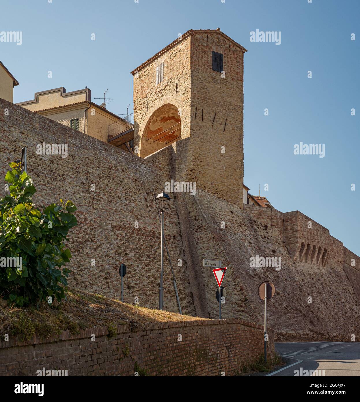 Novilara - Pesaro, la tour de porte du village fortifié, province de Pesaro et Urbino, Marche, Italie Banque D'Images