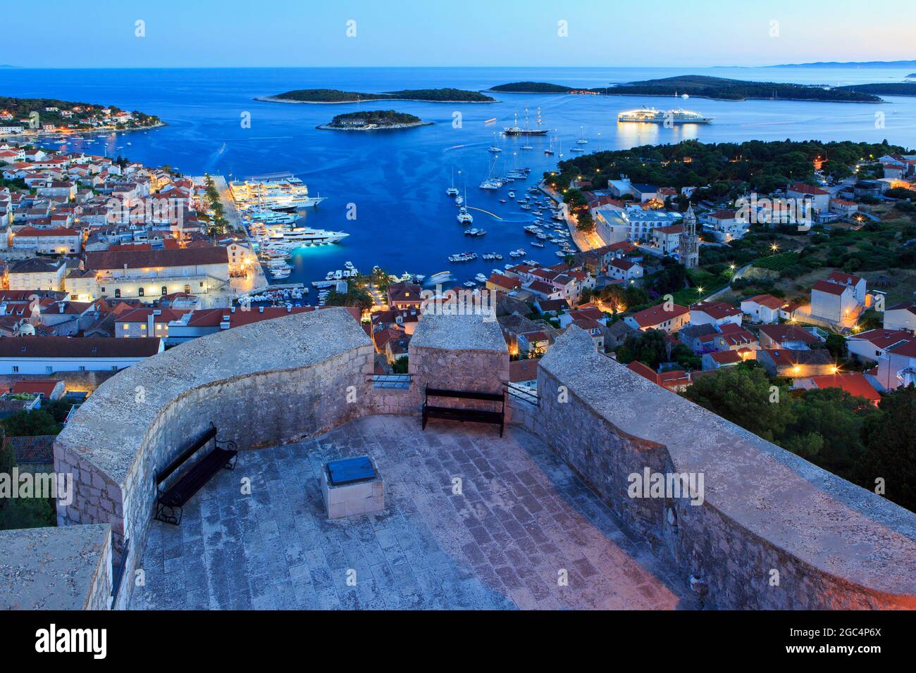 Vue panoramique depuis la forteresse espagnole au crépuscule sur Hvar et les îles Paklinski (comté de Split), Croatie Banque D'Images Vue panoramique depuis la forteresse espagnole au crépuscule sur Hvar et les îles Paklinski (comté de Split), Croatie Banque D'Images