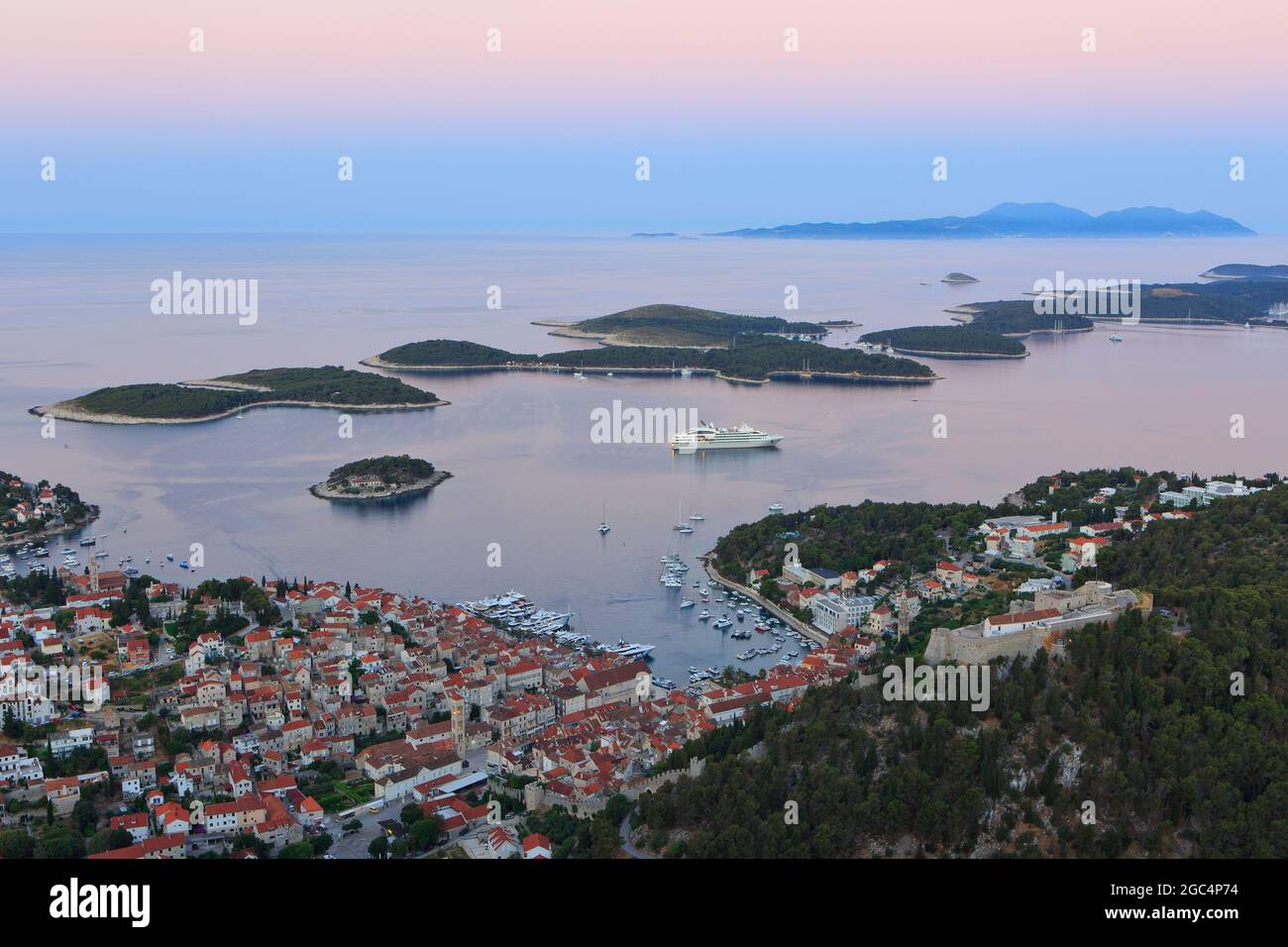 Vue panoramique à l'aube sur Hvar et les îles Paklinski depuis fort Napoleon à Hvar (comté de Split), Croatie Banque D'Images Vue panoramique à l'aube sur Hvar et les îles Paklinski depuis fort Napoleon à Hvar (comté de Split), Croatie Banque D'Images