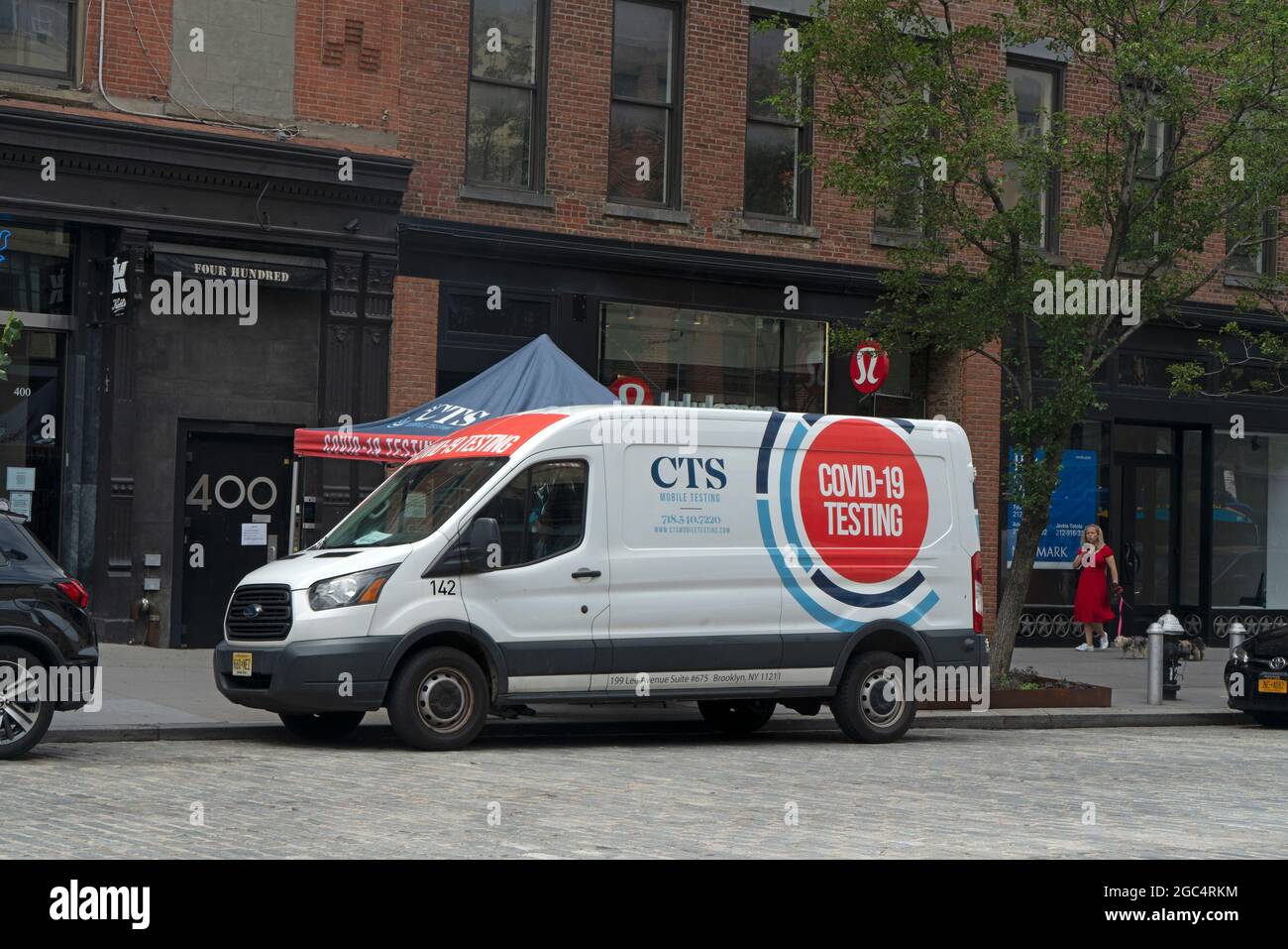 Un camion stationné sur West 14th Street, qui sépare Greenwich Village de Chelsea à Manhattan, offre des tests Covid-19 aux passants. Banque D'Images