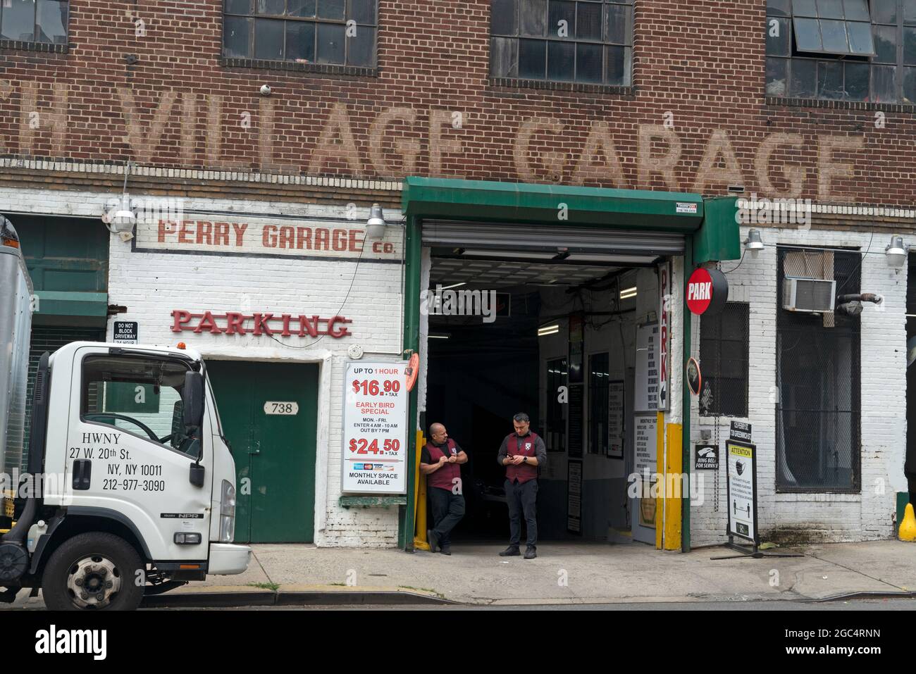 Le garage du village de Greenwich Village date de 1931, lorsque les voitures Ford Model A étaient encore en production et qu'il y avait encore des chevaux de travail à Manhattan. Banque D'Images