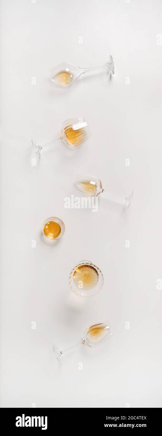 Vin orange ou orange tendance dans différents verres, composition verticale Banque D'Images