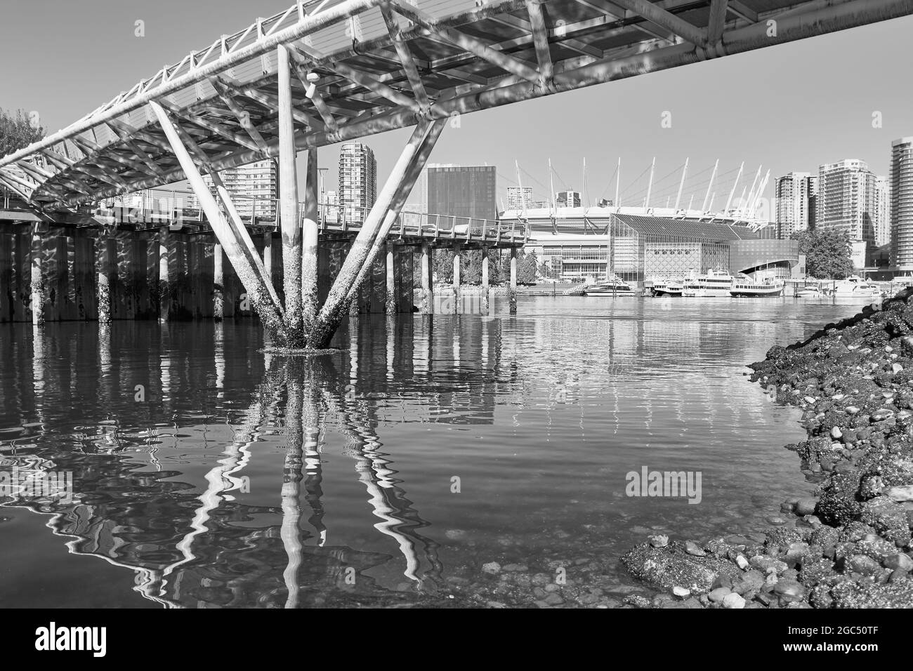 Fausse promenade côtière du ruisseau à la place du village olympique à Vancouver Banque D'Images