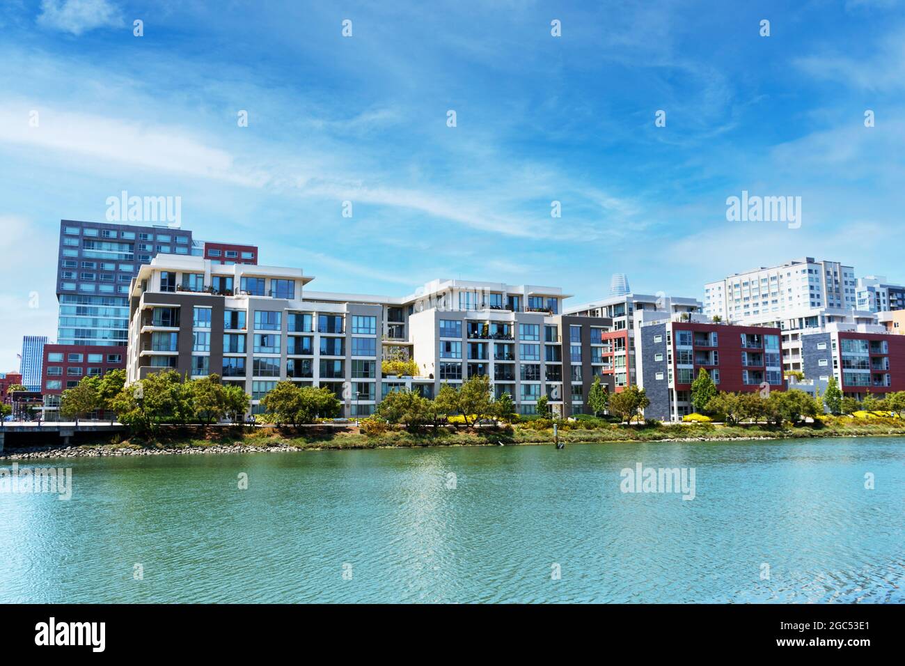 Immeubles résidentiels d'appartements de taille moyenne et de hauteur élevée au bord de l'eau du canal de Mission Creek à San Francisco, Californie Banque D'Images
