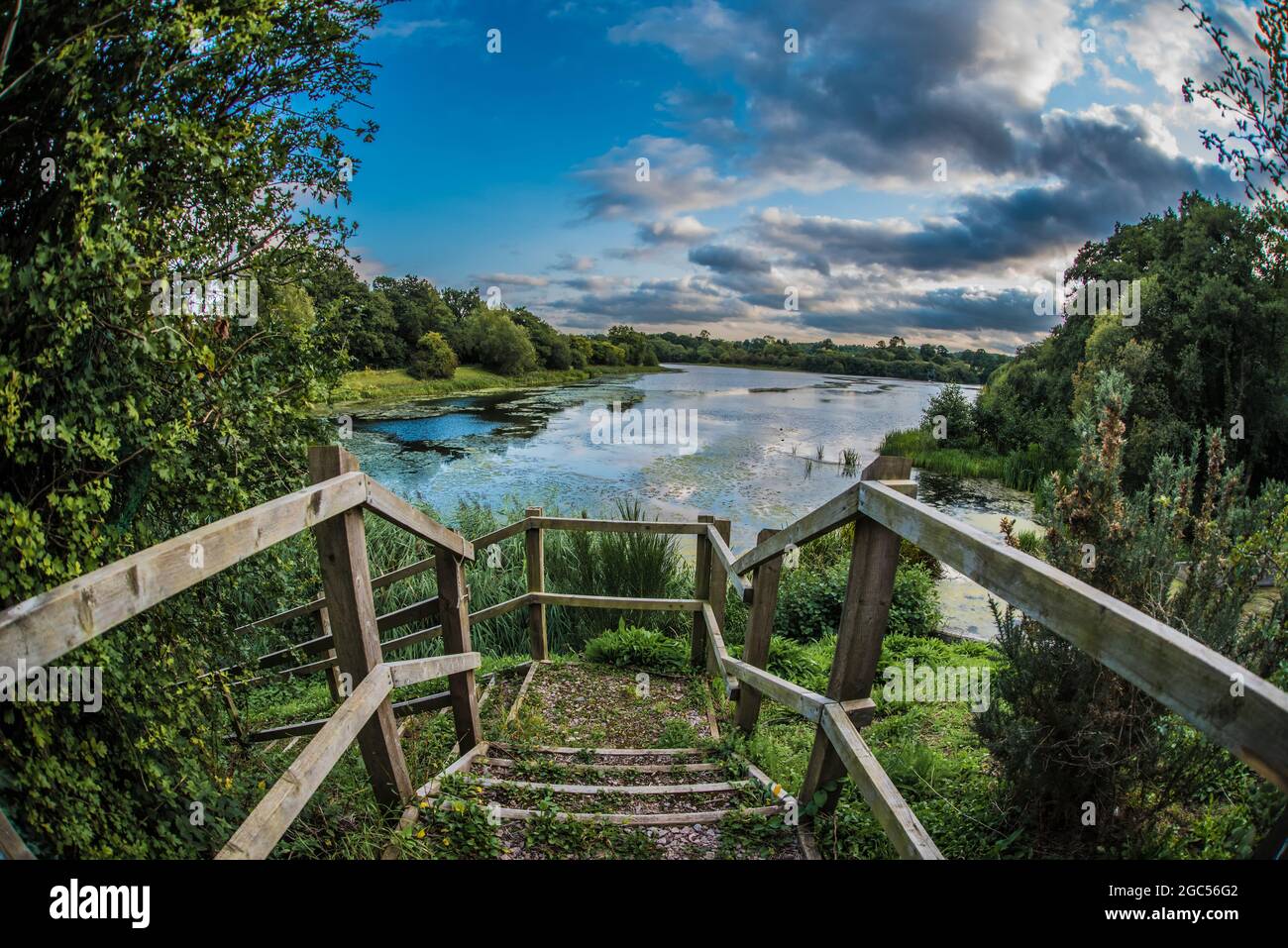 Marches en bois jusqu'à la rivière Arrow près du réservoir supérieur de Bittell, Barnt Green, Worcestershire Banque D'Images