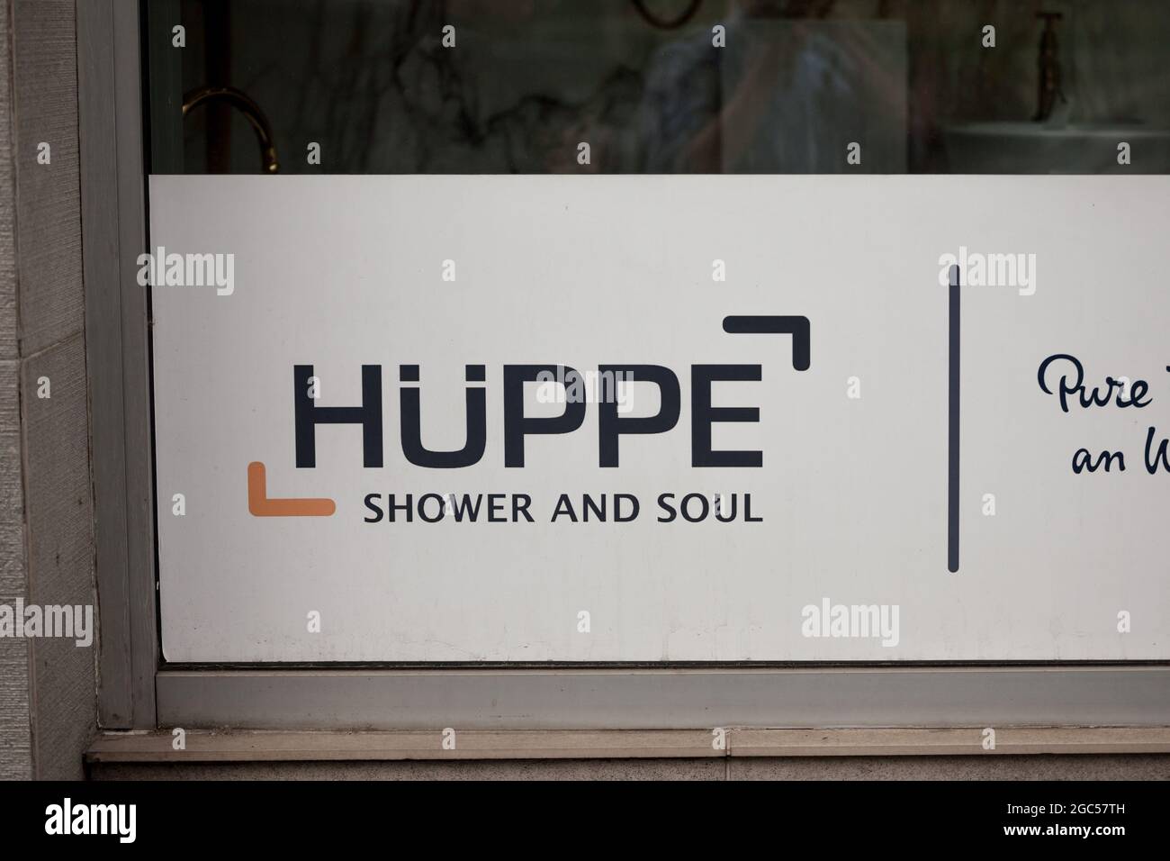 Photo d'un signe avec le logo de Huppe sur leur revendeur principal à Belgrade, Serbie. Huepe est un producteur allemand d'équipement de salle de bains comme les douches et Banque D'Images