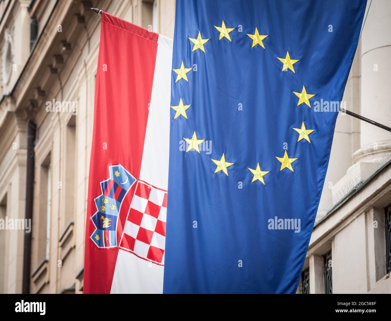 Photo des drapeaux de la Croatie et de l'UE qui se sont fait l'air devant un bâtiment. L'élargissement de l'Union européenne en 2013 a vu la Croatie rejoindre le Banque D'Images