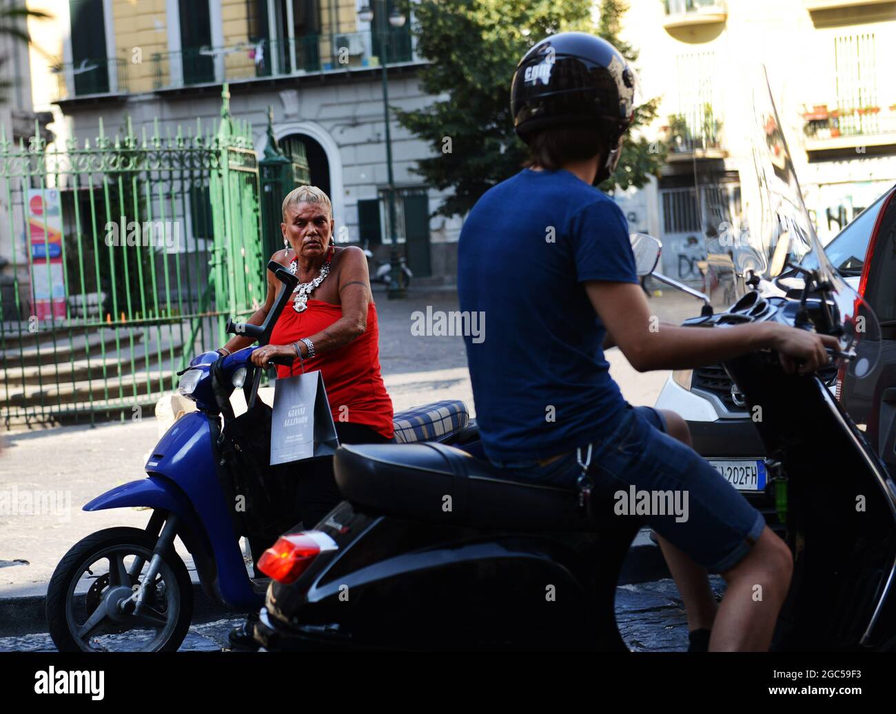 Les Italiens à bord de leurs scooters sur la via Sanità à Naples, en Italie. Banque D'Images