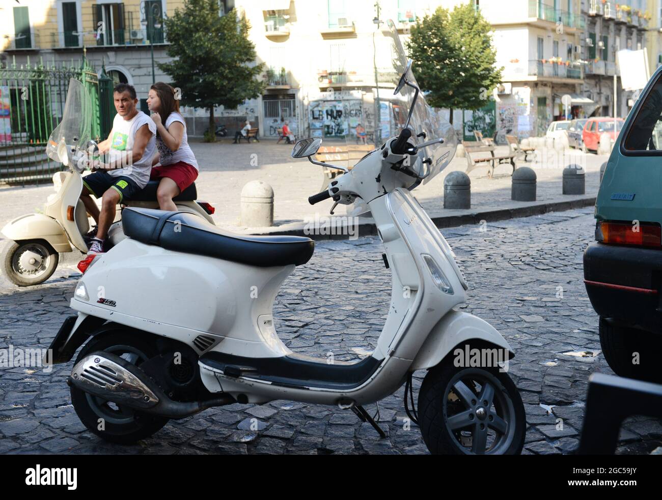 Les Italiens à bord de leurs scooters sur la via Sanità à Naples, en Italie. Banque D'Images