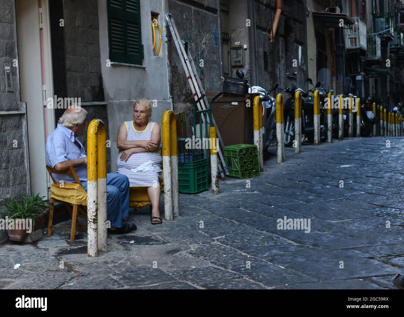 Un couple napolitano âgé assis à l'extérieur de leur maison sur la via Sanità à Naples, en Italie. Banque D'Images