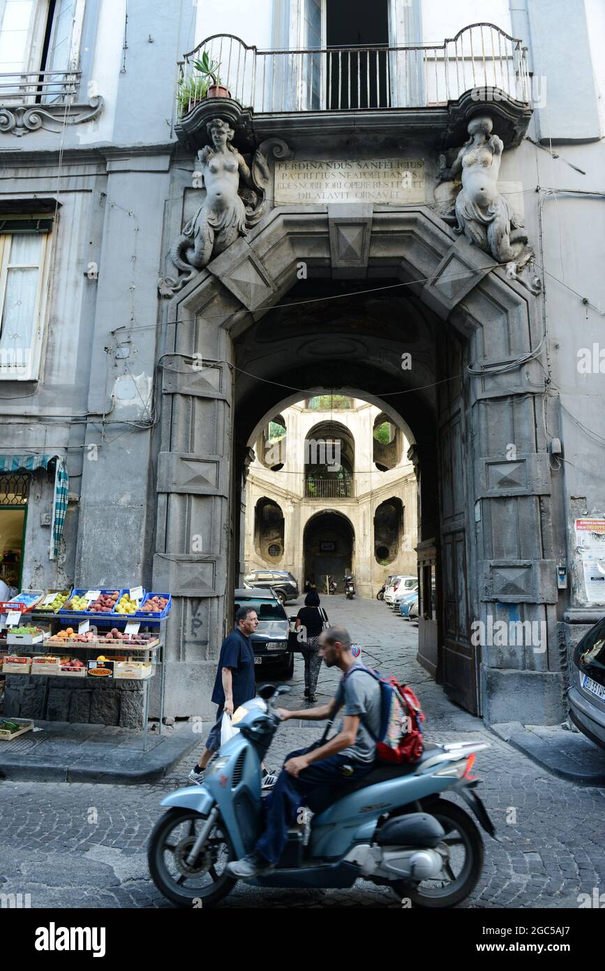 Palazzo dello Spagnolo sur la via Virgini à Naples, Italie. Banque D'Images