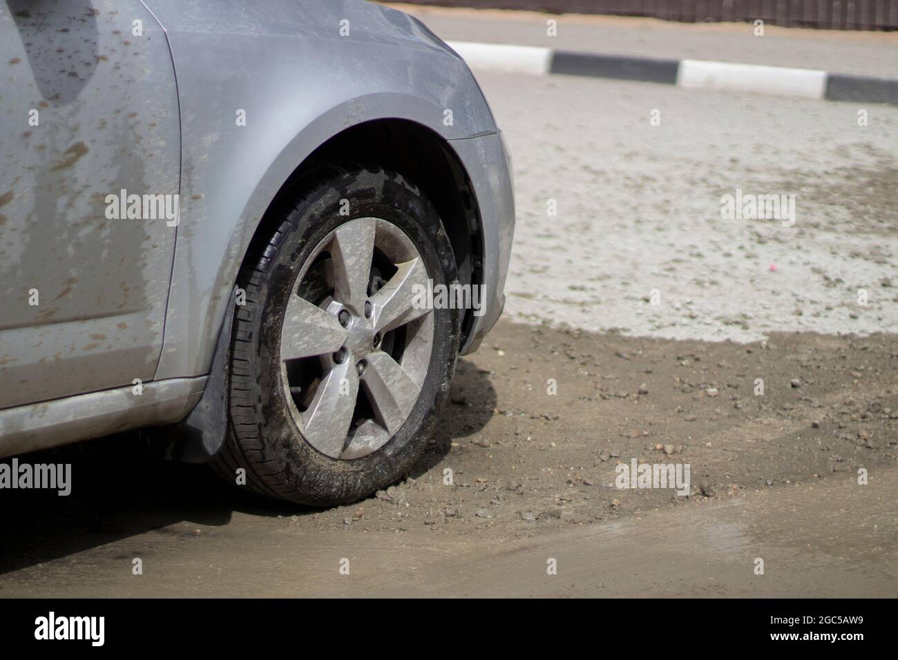 La roue de la voiture. La machine est en cours de lavage. Voiture sale en se lavant dans la rue. Banque D'Images