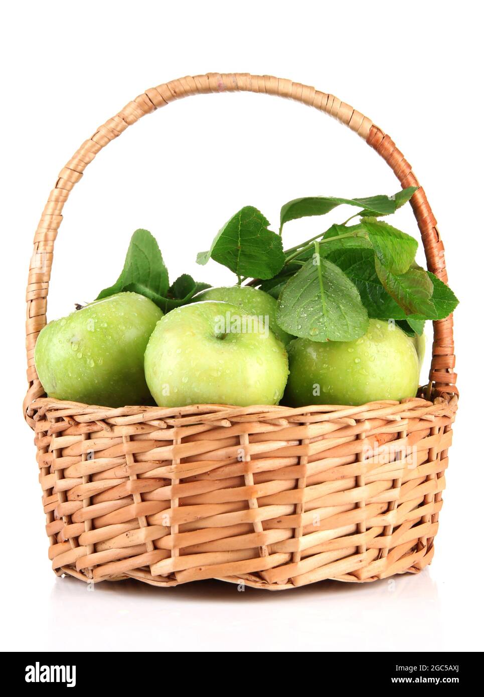 La pomme verte juteuse avec des feuilles dans le panier, isolated on white  Photo Stock - Alamy