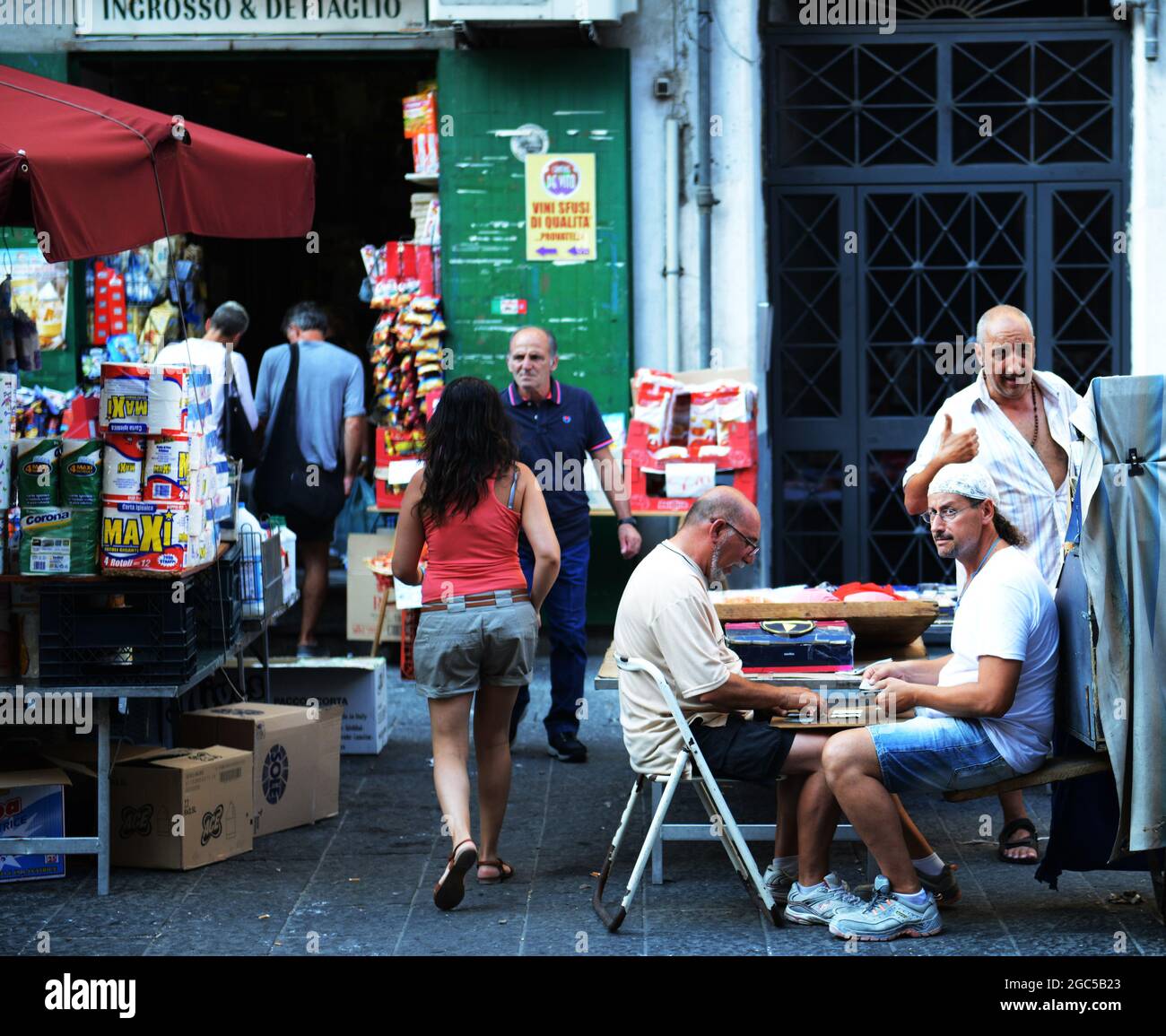 Des hommes italiens jouant des cartes sur via Vergini à Naples, Italie. Banque D'Images