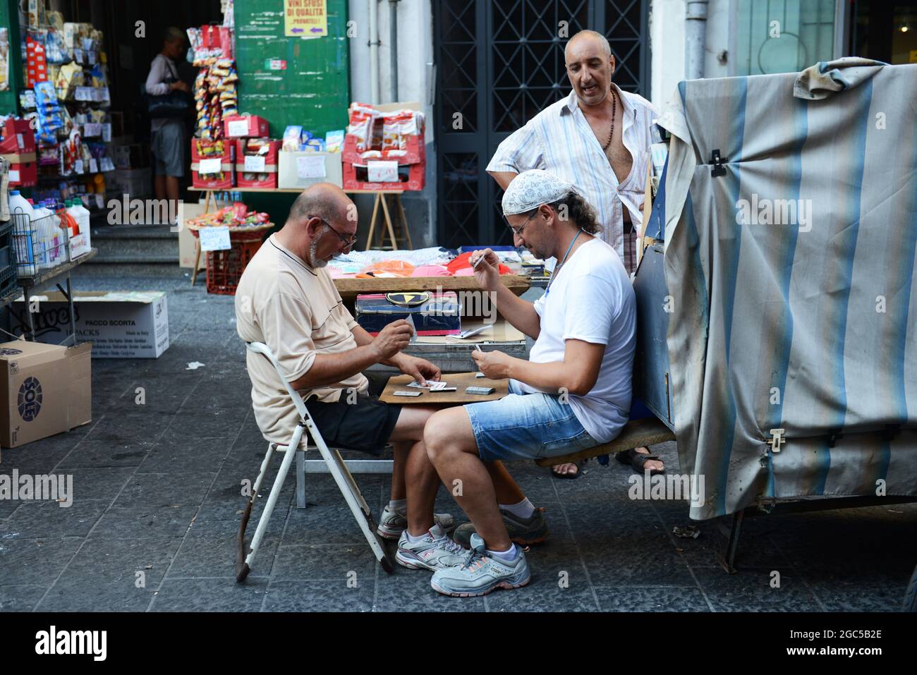 Des hommes italiens jouant des cartes sur via Vergini à Naples, Italie. Banque D'Images