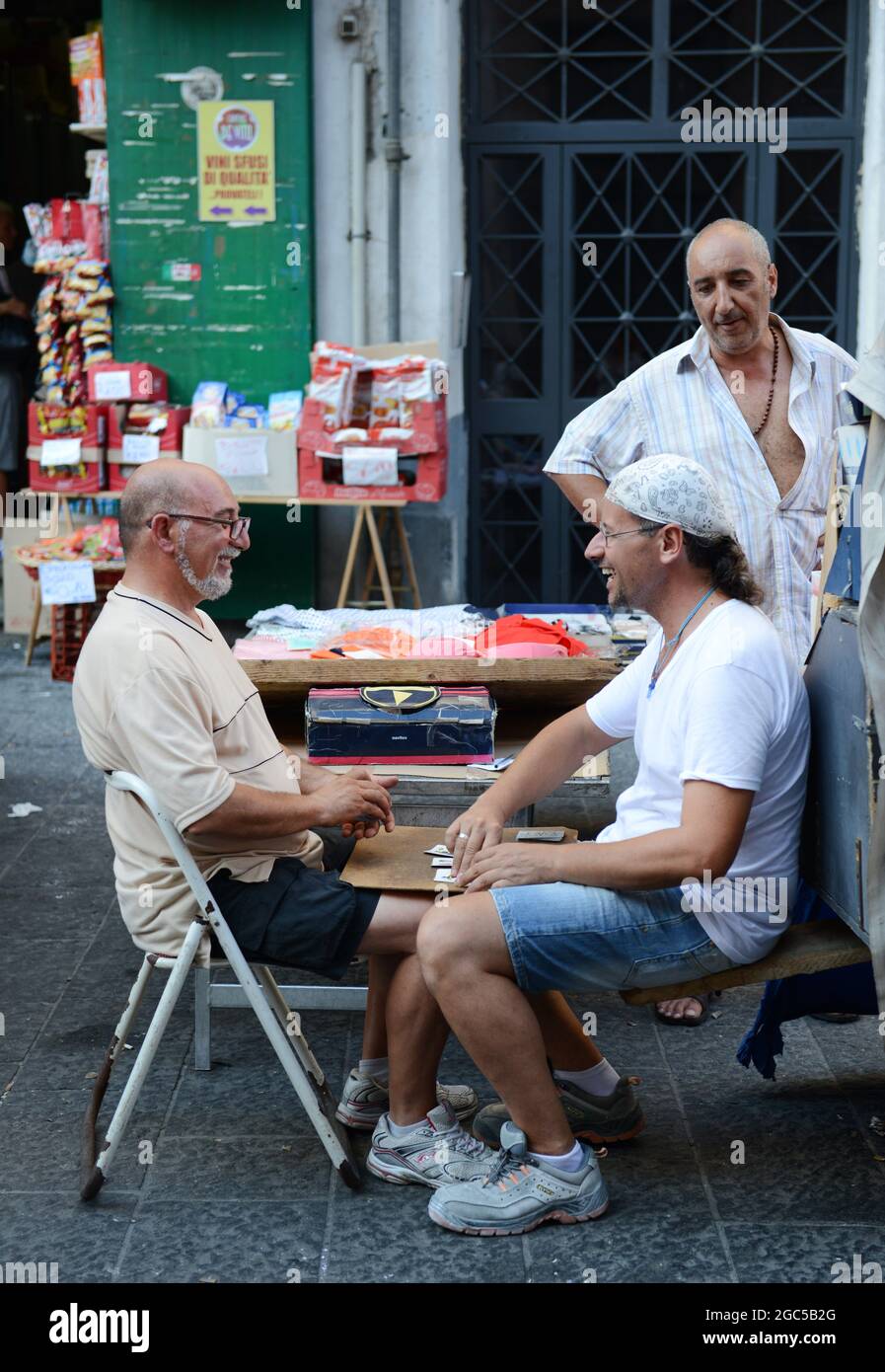 Des hommes italiens jouant des cartes sur via Vergini à Naples, Italie. Banque D'Images
