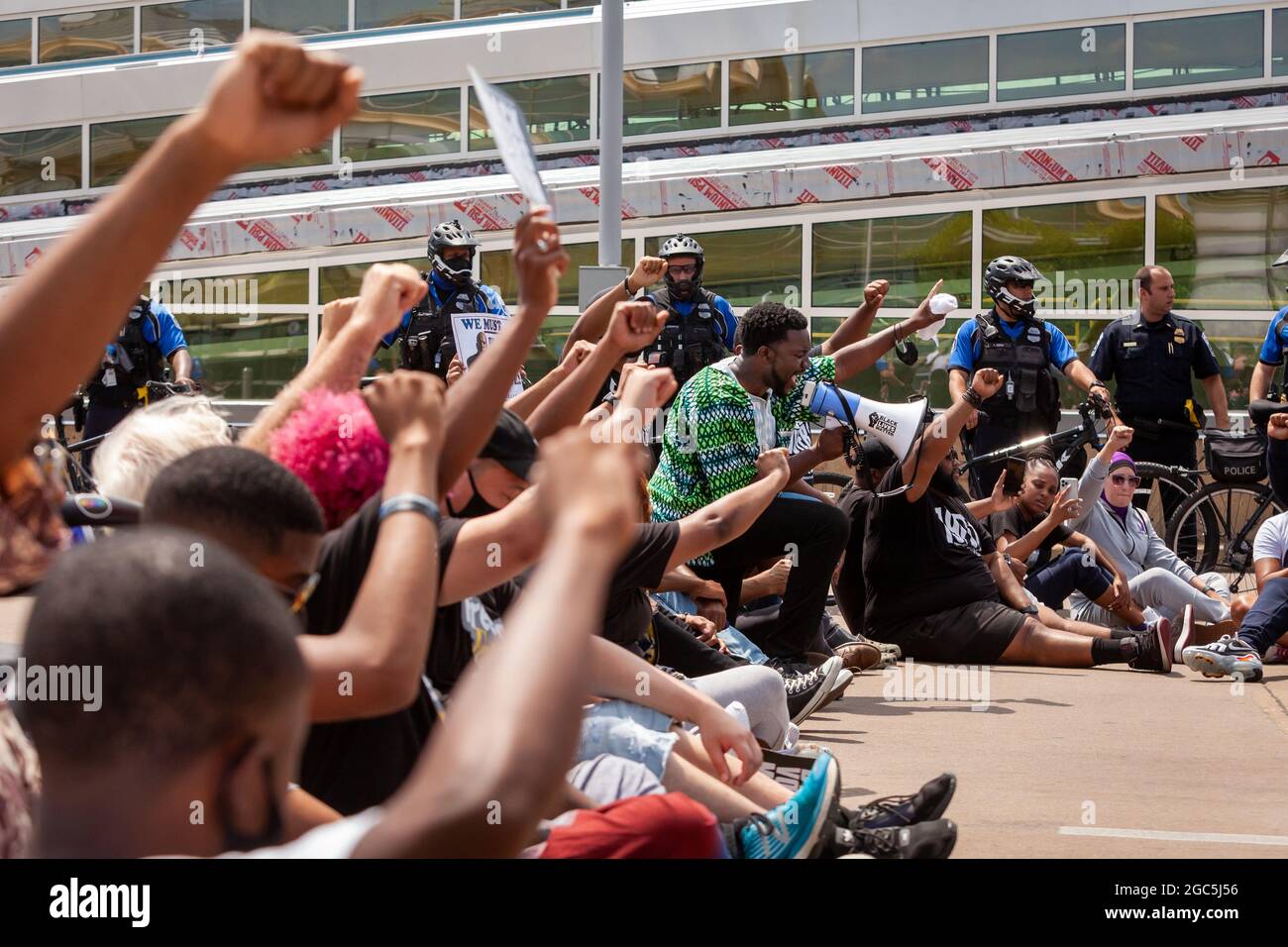 Washington DC, États-Unis, 6 août 2021. Photo : les manifestants d'une Marche du vendredi de la liberté bloquent complètement la circulation à l'aéroport national Reagan. Ils visaient à empêcher les sénateurs de partir pour congé parce qu'ils n'avaient pas encore agi pour protéger le droit de vote. Environ 25 manifestants ont été arrêtés dans le cadre de cette action de désobéissance civile. Crédit : Allison Bailey / Alamy Live News Banque D'Images