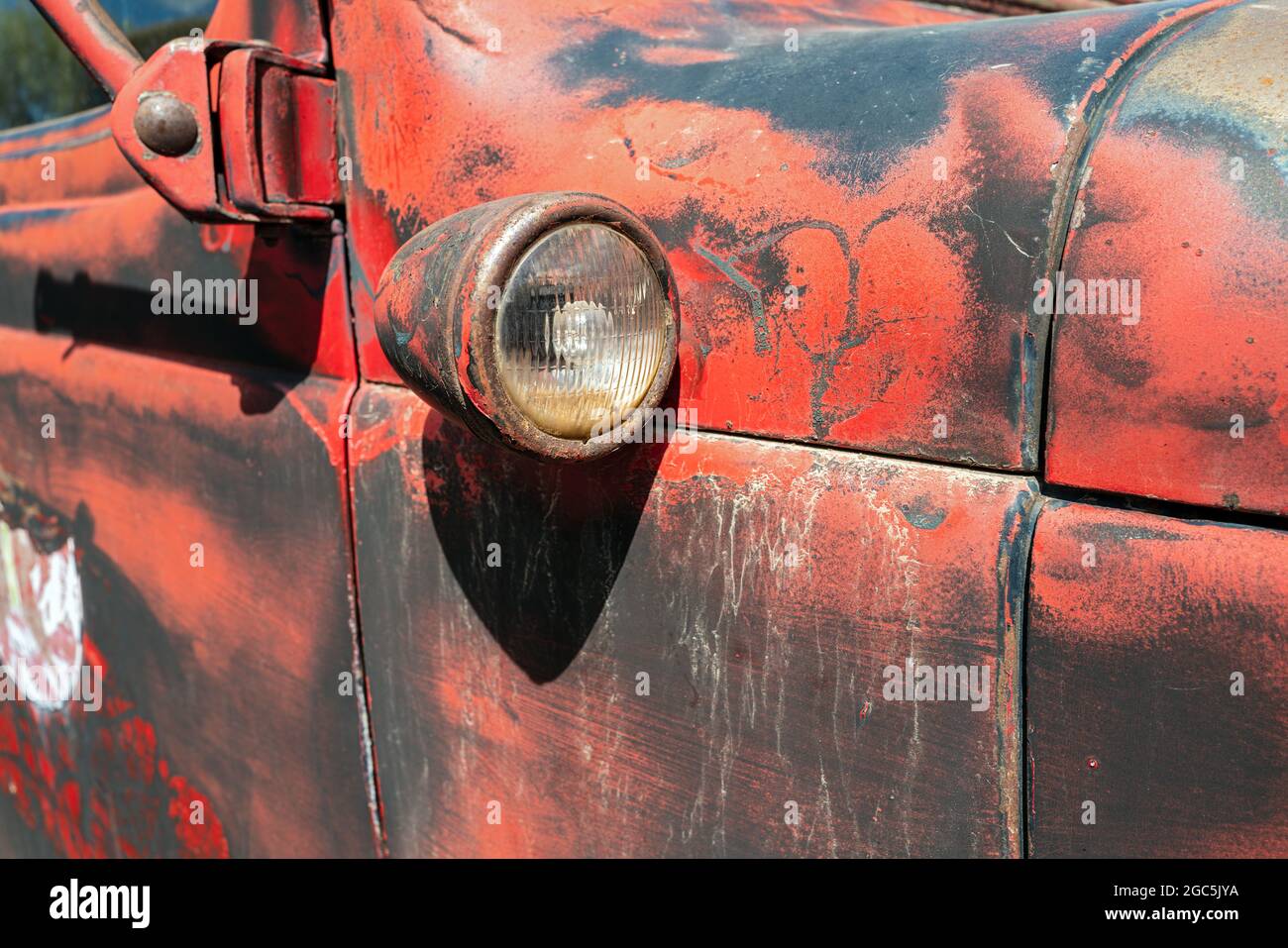Un projecteur sur le côté passager d'un camion antique Photo Stock - Alamy