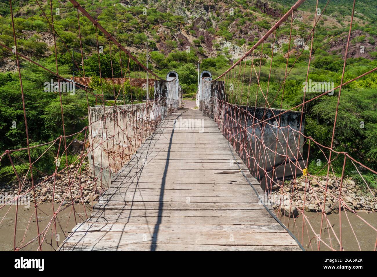 Pont dans le village de Jordanie dans le canyon de la rivière Chicamocha en Colombie Banque D'Images