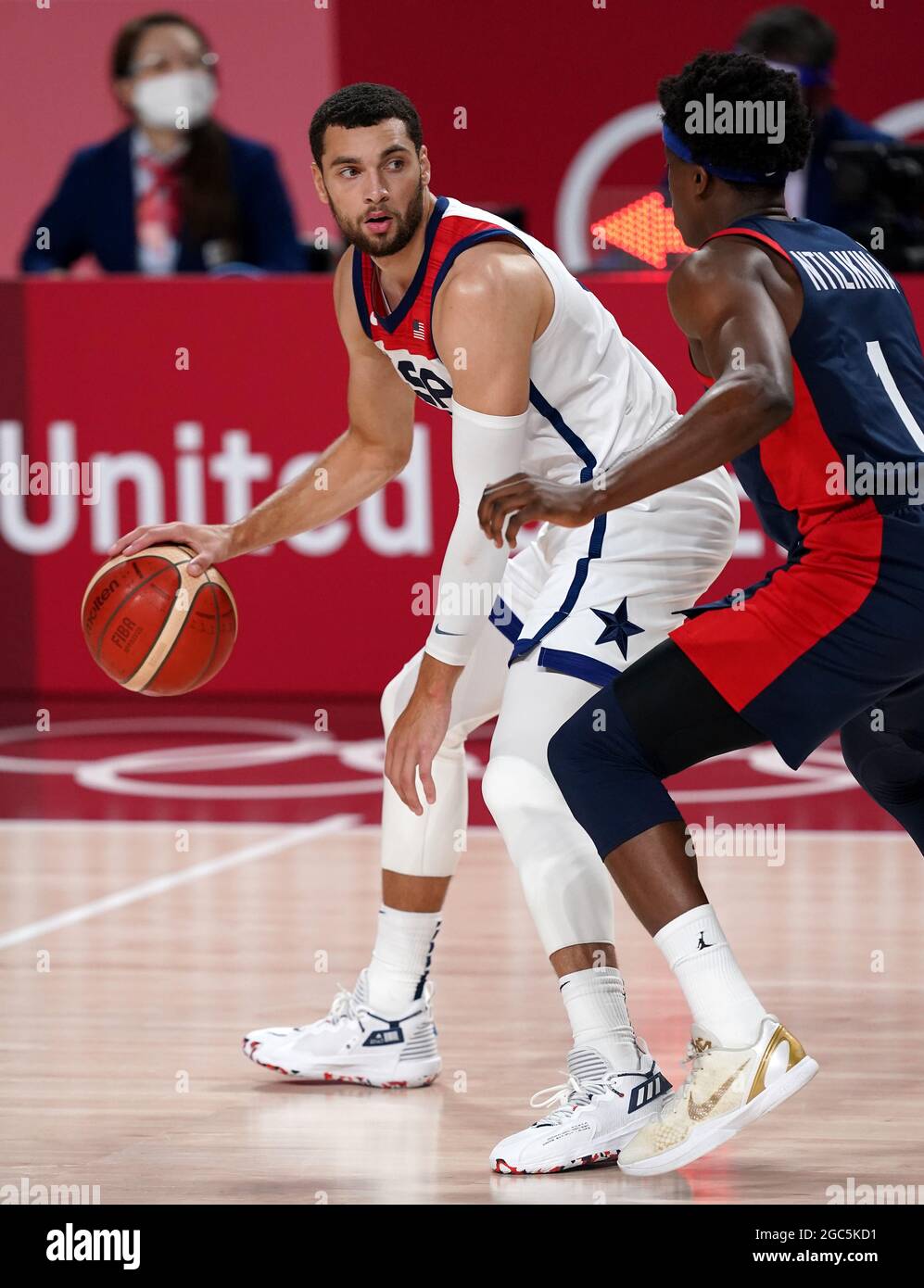 Zach Lavine (à gauche) des États-Unis et Frank Ntilikina de France en action lors du match de médaille d'or des hommes à la Saitama Super Arena le quinzième jour des Jeux Olympiques de Tokyo 2020 au Japon. Date de la photo: Samedi 7 août 2021. Banque D'Images